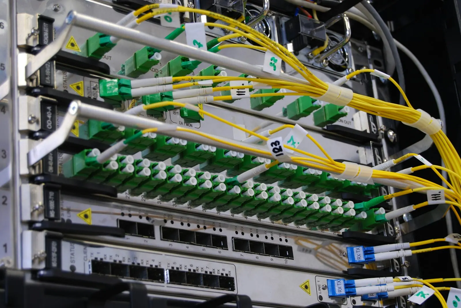 Kabel fiber optik terpasang pada switch jaringan di dalam rak